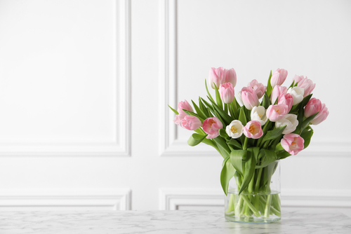 Beautiful,bouquet,of,tulips,in,glass,vase,on,white,marble