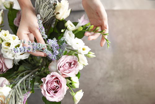 Female,florist,making,beautiful,bouquet,at,flower,shop